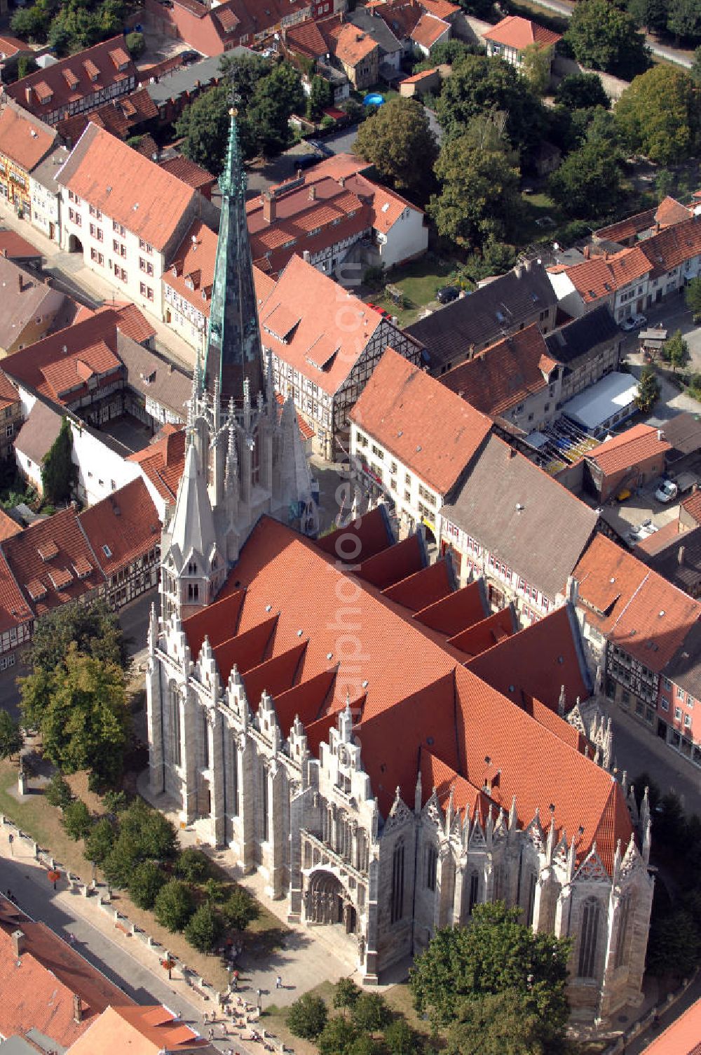 Aerial image Mühlhausen - Blick auf die Marienkirche von Mühlhausen. Die gotische Marienkirche ist nach dem Erfurter Dom die zweitgrößte Kirche Thüringens. Errichtet wurde sie im 14. Jahrhundert. Ihr Mittelturm ist der höchste des Bundeslandes und beträgt 86,7 m. Heutzutage finden keine regelmäßigen Gottesdienste mehr statt, denn seit 1975 ist die Marienkirche keine Pfarrkirche mehr. Jetzt gehört sie zu den Mühlhäuser Museen und stellt das Leben und Wirken des Thomas Müntzers dar. Kontakt: Bei der Marienkirche, 99974 Mühlhausen, Tel.: +49(0)3601 870023, E-Mail: info@muehlhaeuser-museen.de