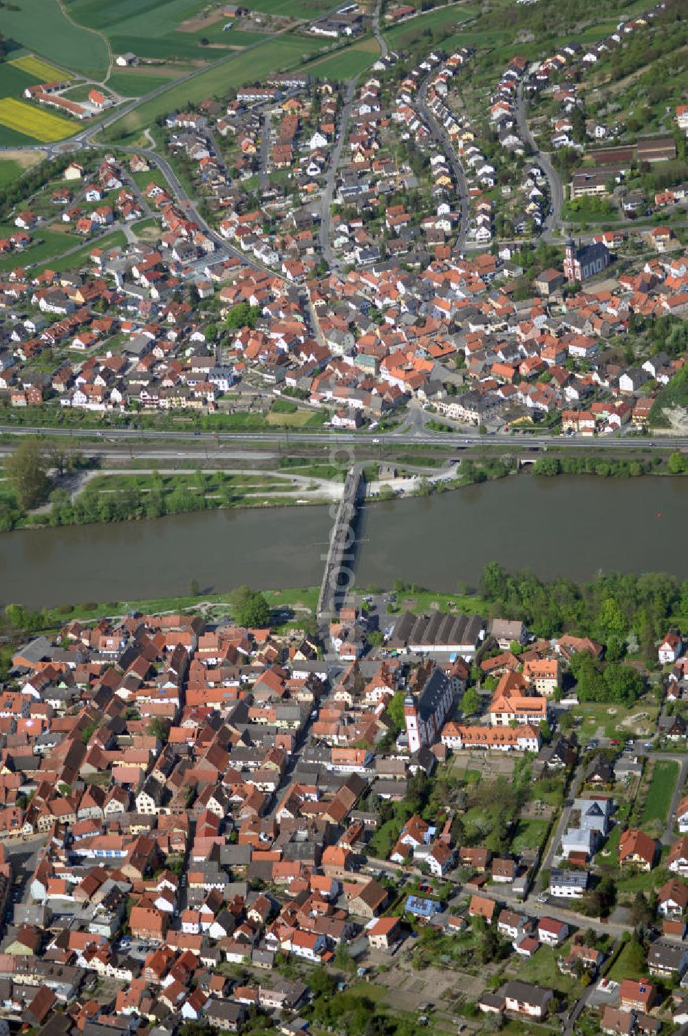 Zellingen from above - Blick auf die Marktgemeinde Zellingen. Die 6500 Einwohner zählende Stadt liegt am Main. Kontakt: Markt Zellingen, Würzburger Straße 26, 97225 Zellingen, Tel. +49 (0)9364 8072 0, Fax +49 (0)9364 8072 80, Email post@vgem-zellingen.de