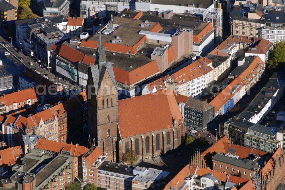 Hannover from above - Blick auf die Ev.-Luth. Marktkirche St. Georgii et Jacobi in Hannover. Sie ist die älteste Pfarrkirche in der Altstadt und gehört zu den Wahrzeichen Hannovers. Kontakt: Marktkirche St. Georgii et Jacobi, Hans-Lilje-Platz 2 30159 hannover, Tel. +49(0)511 36437 0 o. 21, Fax +49(0)511 36437 37, Email: marktkirche.hannover@elvka.de