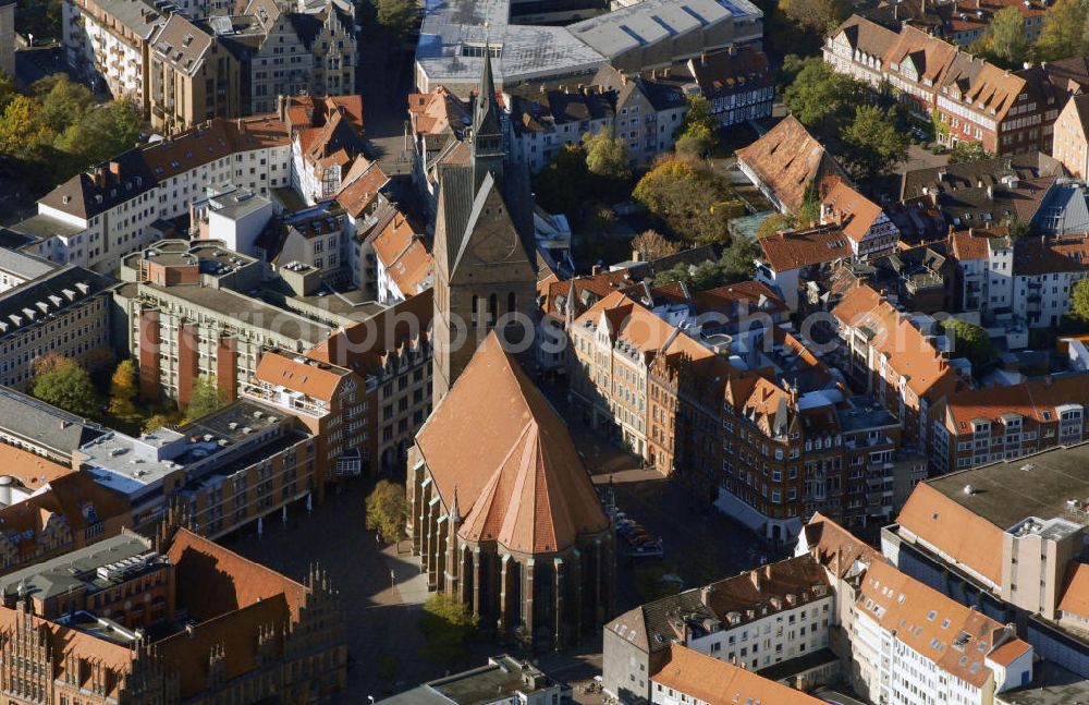 Hannover from the bird's eye view: Blick auf die Ev.-Luth. Marktkirche St. Georgii et Jacobi in Hannover. Sie ist die älteste Pfarrkirche in der Altstadt und gehört zu den Wahrzeichen Hannovers. Kontakt: Marktkirche St. Georgii et Jacobi, Hans-Lilje-Platz 2 30159 hannover, Tel. +49(0)511 36437 0 o. 21, Fax +49(0)511 36437 37, Email: marktkirche.hannover@elvka.de