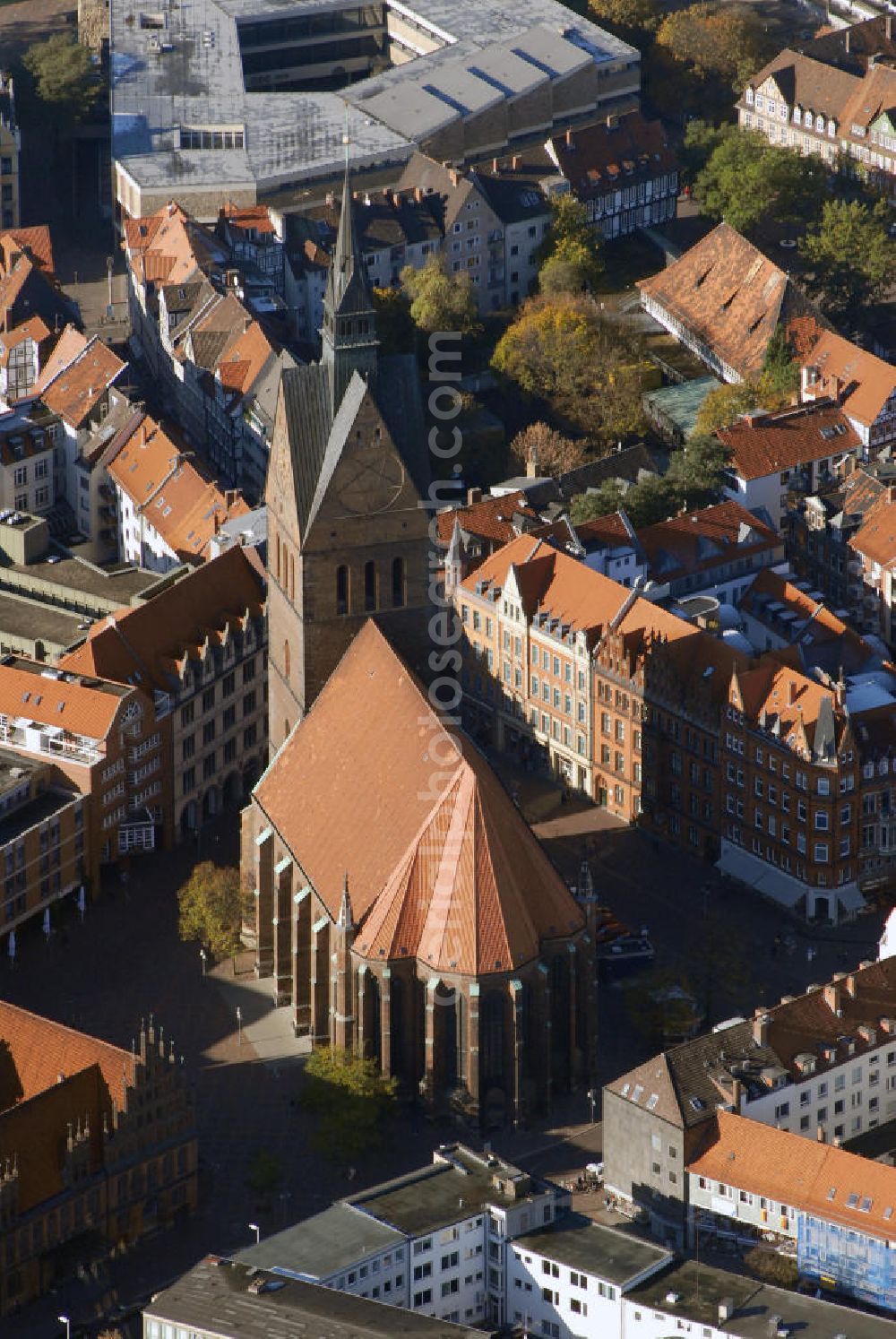 Aerial image Hannover - Blick auf die Ev.-Luth. Marktkirche St. Georgii et Jacobi in Hannover. Sie ist die älteste Pfarrkirche in der Altstadt und gehört zu den Wahrzeichen Hannovers. Kontakt: Marktkirche St. Georgii et Jacobi, Hans-Lilje-Platz 2 30159 hannover, Tel. +49(0)511 36437 0 o. 21, Fax +49(0)511 36437 37, Email: marktkirche.hannover@elvka.de