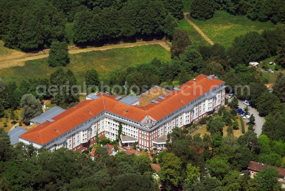 Aerial photograph Hoppegarten - Blick auf die MEDIAN Klinik Hoppegarten, Rehabilitationsfachklinik für Orthopädie, Rheumatologie, Skelettverletzungen und berufliche Rehabilitation,Hausanschrift Rennbahnallee 107,D-15366 Dahlwitz - Hoppegarten,Telefon 03342 / 353-0,Fax 03342 / 353-222 Verwaltungsleiterin Frau John-Exner rehaklinik.hoppegarten@median-kliniken.de URL