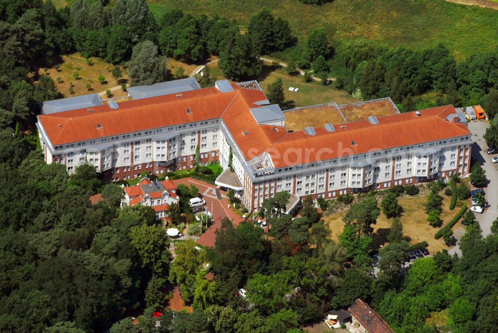 Hoppegarten from above - Blick auf die MEDIAN Klinik Hoppegarten, Rehabilitationsfachklinik für Orthopädie, Rheumatologie, Skelettverletzungen und berufliche Rehabilitation,Hausanschrift Rennbahnallee 107,D-15366 Dahlwitz - Hoppegarten,Telefon 03342 / 353-0,Fax 03342 / 353-222 Verwaltungsleiterin Frau John-Exner rehaklinik.hoppegarten@median-kliniken.de URL