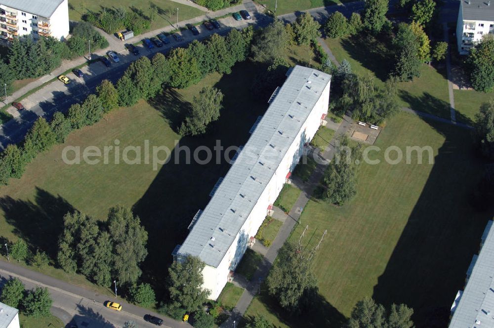 Aerial image Schwerin - Blick auf ein Mehrfamilienhaus im Schweriner Stadtteil Lankow. Der Wohnkpmplex gehört zur Neubausiedlung an der Ratzeburger Straße/ Doktor-Joseph-Herzfeld Straße. Kontakt: Landeshauptstadt Schwerin Bürgerbüro, Am Packhof 2-6 19053 Schwerin, Tel. +49(0)385 545 1111, Fax +49(0)385 545 1809, Email: buergerbuero@schwerin.de