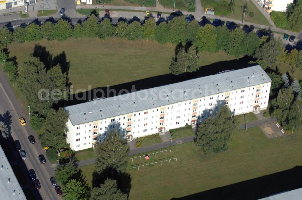 Aerial photograph Schwerin - Blick auf ein Mehrfamilienhaus im Schweriner Stadtteil Lankow. Der Wohnkpmplex gehört zur Neubausiedlung an der Ratzeburger Straße/ Doktor-Joseph-Herzfeld Straße. Kontakt: Landeshauptstadt Schwerin Bürgerbüro, Am Packhof 2-6 19053 Schwerin, Tel. +49(0)385 545 1111, Fax +49(0)385 545 1809, Email: buergerbuero@schwerin.de