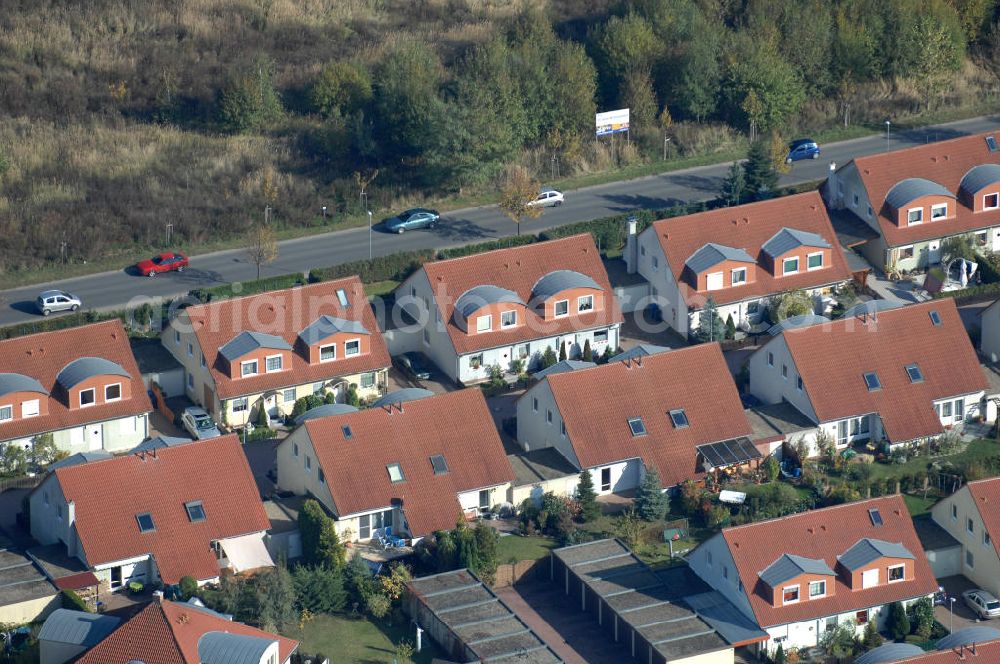 Panketal from the bird's eye view: Blick auf die Mehrfamilienhaus- Wohngebiet zwischen Eichenring, Lindenberger Straße und Karower Straße in Panketal Ortsteil Schwanebeck Neu-Buch.