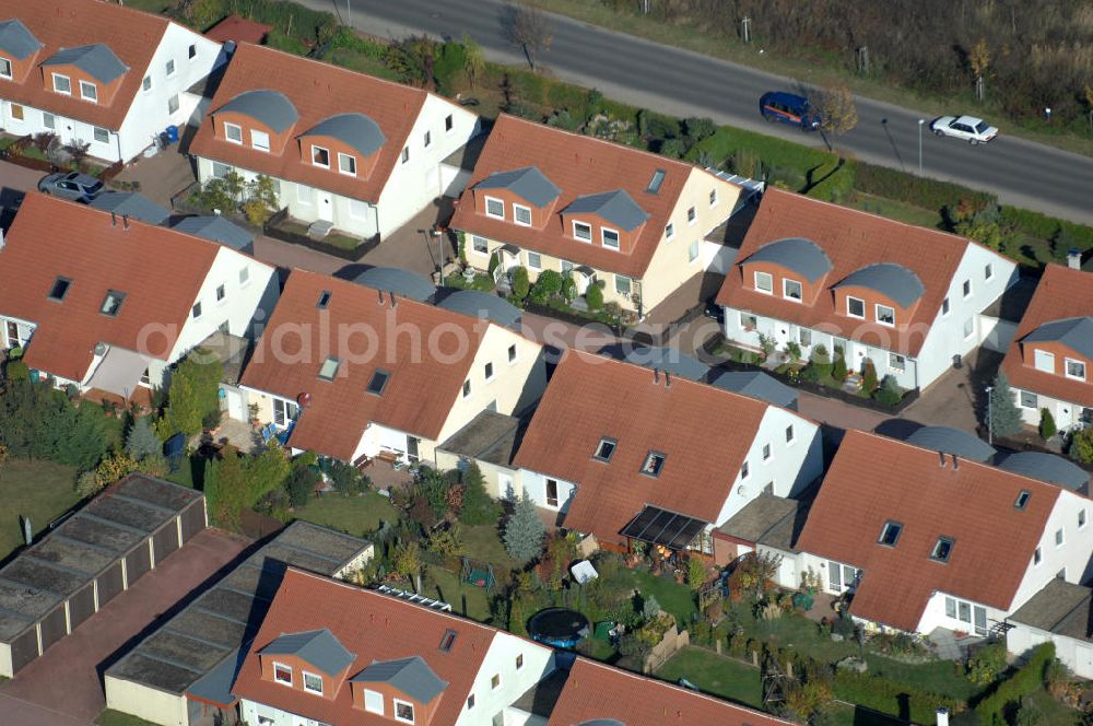 Panketal from the bird's eye view: Blick auf die Mehrfamilienhaus- Wohngebiet zwischen Eichenring, Lindenberger Straße und Karower Straße in Panketal Ortsteil Schwanebeck Neu-Buch.