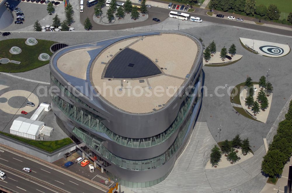 Stuttgart from above - Blick auf die Mercedes-Benz Welt in Stuttgart-Bad Cannstadt. Es ist ein Kundenzentrum der Firma Mercedes-Benz. Es wurde am 19. Mai 2006 eröffnet und besteht aus dem neuen Mercedes-Benz-Museum und dem Mercedes-Benz-Center. Das Areal liegt direkt vor dem Haupttor des Daimler-Werks Untertürkheim an der B 14 auf einem künstlich aufgeschütteten Hügel gegenüber dem Gottlieb-Daimler-Stadion. Kontakt: Mercedesstr. 100, 70372 Stuttgart, Tel. +49 (0)711 17 30 000, Fax +49 (0)711 17 30 400, Email mercedes-benz-museum@daimler.com