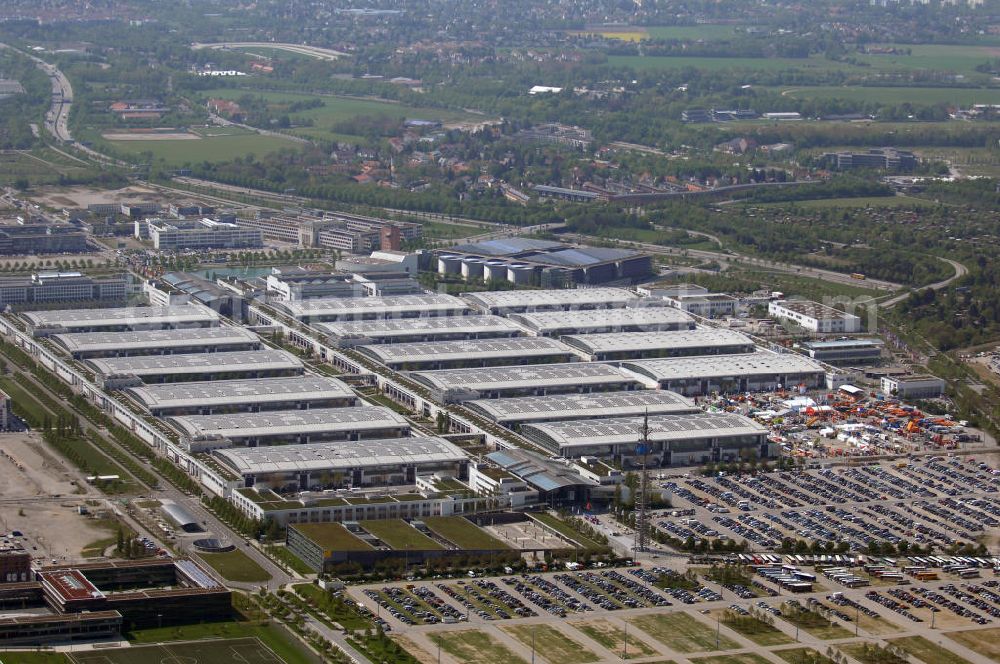 München from above - Blick auf das Messegelände München. Die Messe München International (MMI) ist mit rund 40 Fachmessen für Investitionsgüter, Konsumgüter und Neue Technologien eine der weltweit führenden Messegesellschaften. Sie unterhält die Neue Messe München mit 17 Messehallen, Freigelände, etc. Adresse: Messegelände 81823 München, Tel. +49 (0)89 9 49-2 07 20, Fax +49 (0)89 9 49-2 07 29, newsline@messe-muenchen.de