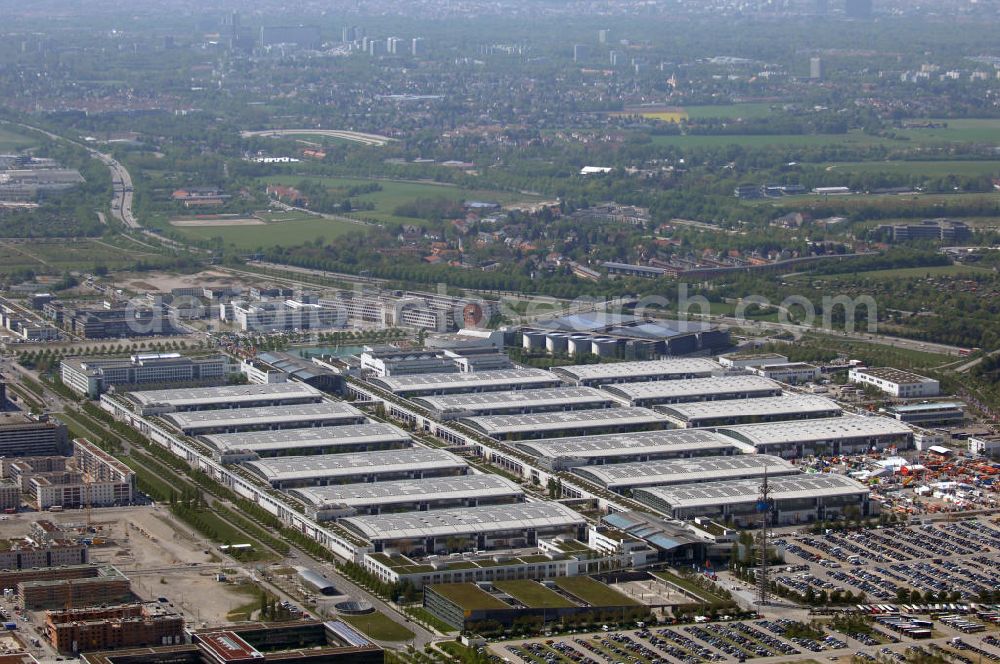 München from the bird's eye view: Blick auf das Messegelände München. Die Messe München International (MMI) ist mit rund 40 Fachmessen für Investitionsgüter, Konsumgüter und Neue Technologien eine der weltweit führenden Messegesellschaften. Sie unterhält die Neue Messe München mit 17 Messehallen, Freigelände, etc. Adresse: Messegelände 81823 München, Tel. +49 (0)89 9 49-2 07 20, Fax +49 (0)89 9 49-2 07 29, newsline@messe-muenchen.de