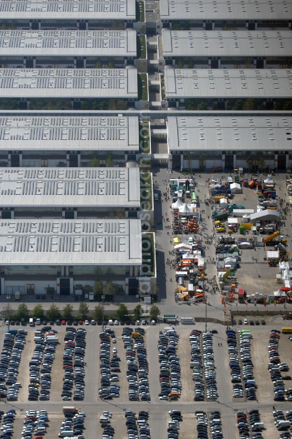 München from the bird's eye view: Blick auf das Messegelände München. Die Messe München International (MMI) ist mit rund 40 Fachmessen für Investitionsgüter, Konsumgüter und Neue Technologien eine der weltweit führenden Messegesellschaften. Sie unterhält die Neue Messe München mit 17 Messehallen, Freigelände, etc. Adresse: Messegelände 81823 München, Tel. +49 (0)89 9 49-2 07 20, Fax +49 (0)89 9 49-2 07 29, newsline@messe-muenchen.de