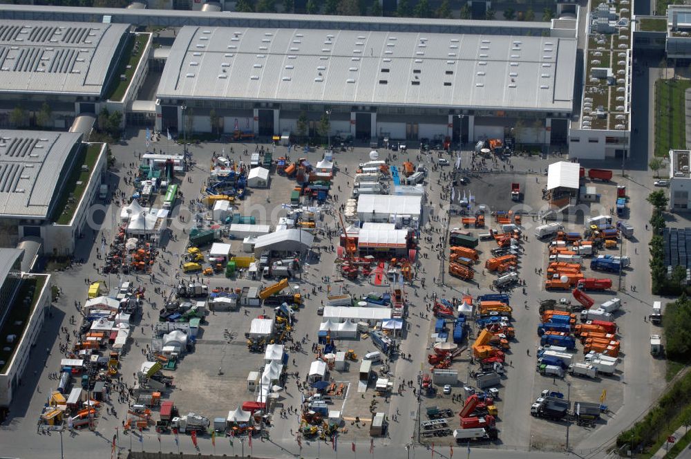 Aerial photograph München - Blick auf das Messegelände München. Die Messe München International (MMI) ist mit rund 40 Fachmessen für Investitionsgüter, Konsumgüter und Neue Technologien eine der weltweit führenden Messegesellschaften. Sie unterhält die Neue Messe München mit 17 Messehallen, Freigelände, etc. Adresse: Messegelände 81823 München, Tel. +49 (0)89 9 49-2 07 20, Fax +49 (0)89 9 49-2 07 29, newsline@messe-muenchen.de