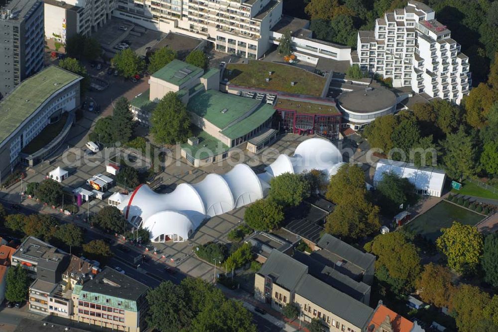 Hameln from the bird's eye view: Blick auf das Messegelände der SOLTEC - Fachmesse für Sonne & Energie am Rathausplatz in Hameln vom 14.9.-17.9.06 und auf das Theater Hameln sowie das Weserbergland-Zentrum (WBZ). http://