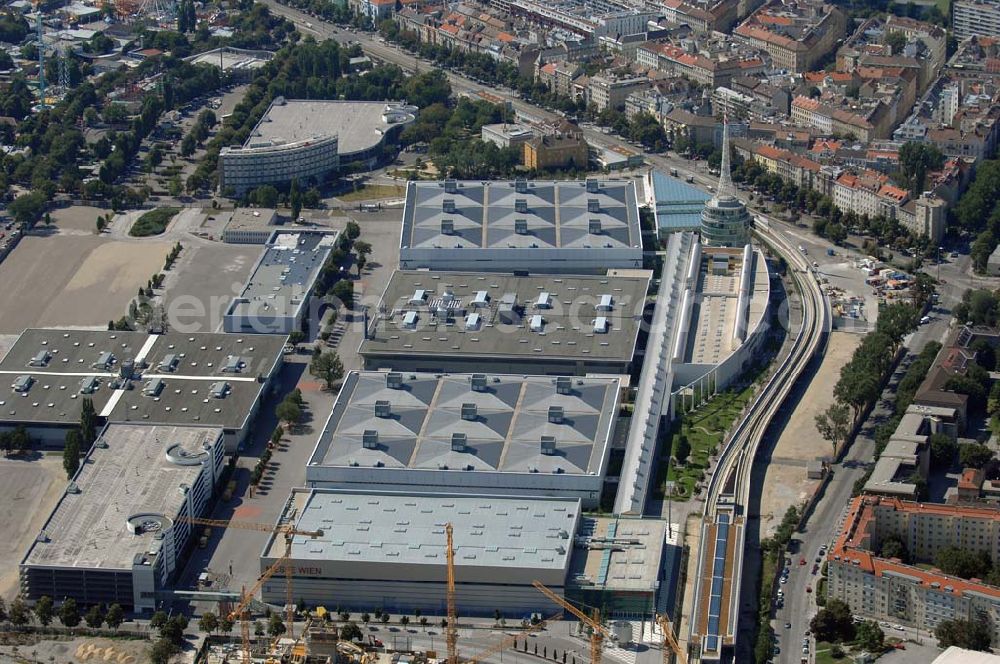 Wien from above - Die Messe Wien verfügt über ein Areal von 15 Hektar, 70.000 m² Ausstellungsfläche, ein angeschlossenes Kongresszentrum und einen Büroturm mit einer eigenwilligen, spitzen Stahlkonstruktion. Er gilt als das Wahrzeichen des Messegeländes.