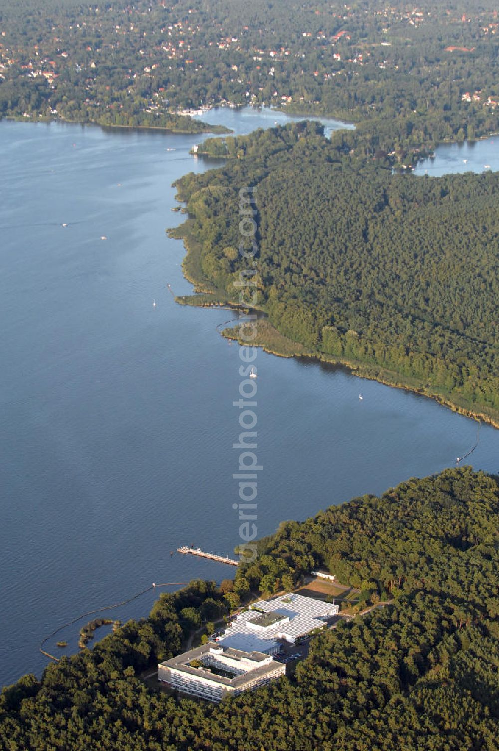 Aerial photograph Berlin - Blick auf das Gebiet südlichen um den Großen Müggelsee in Berlin Treptow-Köpenick. Direkt am Ufer befindet sich das Hotel Müggelsee Berlin Conference & Resort am Müggelheimer Damm 145 zu sehen, Kontakt: