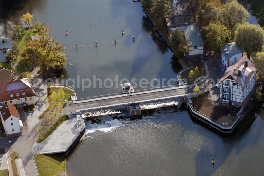 Rathenow from the bird's eye view: Blick auf das Mühlenwehr in Rathenow. Die Brücke wurde im Sommer 2006 freigegeben, nachdem sie neu genaut wurde. Die alte Brücke musste auf Grund eines Brandes im Jahr 1997 zunächst auf eine Fahrbahn verengt und schließlich abgerissen werden. Kontakt: Wasser- und Schiffahrtsamt Brandenburg Außenbezirk Rathenow, Genthiner Straße 3 14712 Rathenow, Tel. +49(0)3385 5398 0, Fax +49(0)3385 5398 24, Email: post@wsa-brb.wsv.de