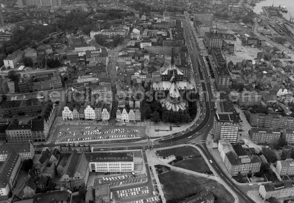 Rostock from the bird's eye view: Blick auf die historische Mittelstadt der Stadt Rostock in Mecklenburg-Vorpommern. Blick auf den Ernst-Thälmann-Platz (heute Neuer Markt) mit Marienkirche (Backsteingotik), Giebelhäusern, Hauptpost und Rathaus. Rechts die Lange Straße und im Hintergrund das Warnowufer.