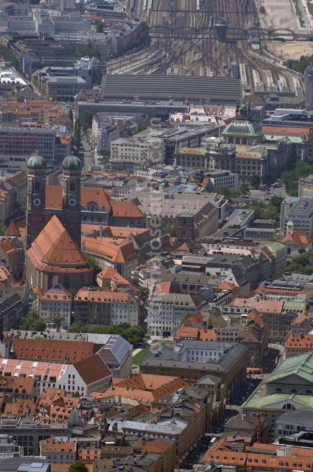 Aerial photograph München - Blick auf die Münchener Altstadt mit Frauenkirche und Justizpalast, sowie den Hauptbahnhof im Hintergrund. Munich 2007/07/15 Old-town of Munich with its Frauenkirche and Palace of Justice, as well as the Central Station in the background.