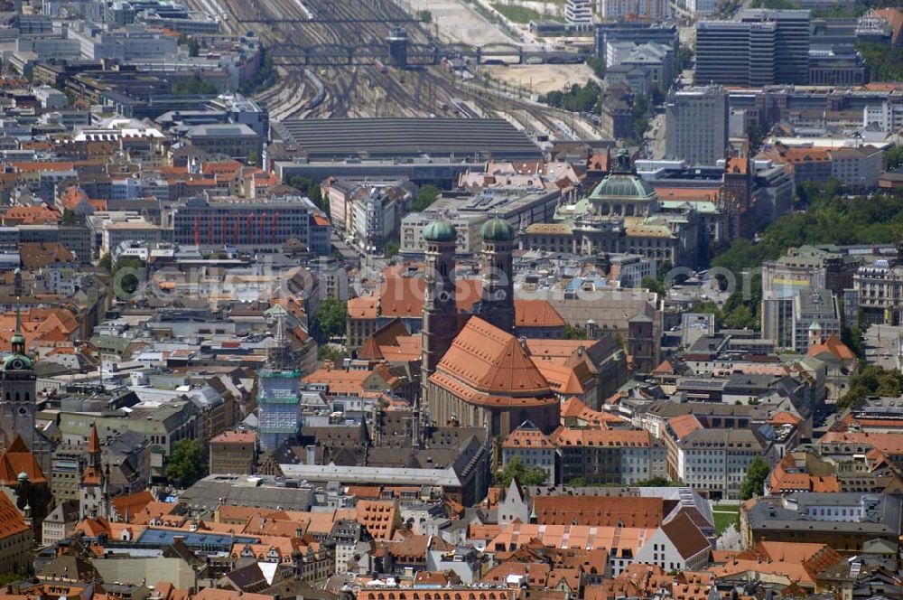 München from above - Blick auf die Münchener Altstadt mit Frauenkirche, Neues Rathaus (Turm eingerüstet), Justizpalast, sowie den Hauptbahnhof im Hintergrund. Munich 2007/07/15 Old-town of Munich with its Frauenkirche, NewTown Hall, Palace of Justice, as well as the Central Station in the background.