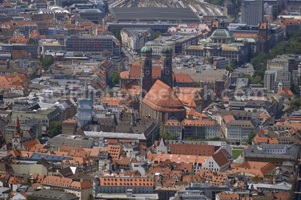 München from the bird's eye view: Blick auf die Münchener Altstadt mit Frauenkirche, Neues Rathaus (Turm eingerüstet), Justizpalast, sowie den Hauptbahnhof im Hintergrund. Munich 2007/07/15 Old-town of Munich with its Frauenkirche, NewTown Hall, Palace of Justice, as well as the Central Station in the background.