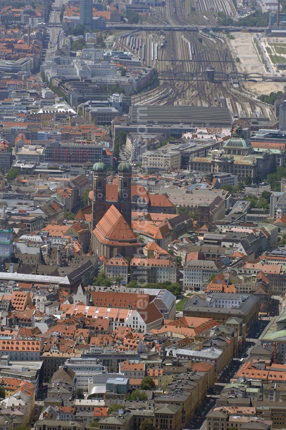 Aerial image München - Blick auf die Münchener Altstadt mit Frauenkirche, Neues Rathaus (Turm eingerüstet), Justizpalast, sowie den Hauptbahnhof im Hintergrund. Munich 2007/07/15 Old-town of Munich with its Frauenkirche, NewTown Hall, Palace of Justice, as well as the Central Station in the background.