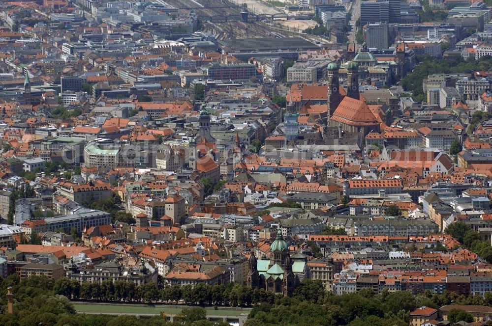 Aerial photograph München - Blick auf die Münchener Altstadt mit ihren Kirchen (Frauenkirche, Heilige-Geist-Kirche, St. Peters Kirche). Im Vordergrund an der Isar ist die St.Lukas Kirche zu sehen. Munich 2007/07/14 Old-town of Munich with its Frauenkirche (Cathedral of Our Lady), St.Peters Church and The Church of the Holy Ghost. In the foreground you can see the St.Lukas and the River Isar.