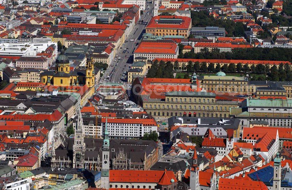 München from the bird's eye view: Blick auf die Münchener Altstadt mit dem Rathaus und der Frauenkirche