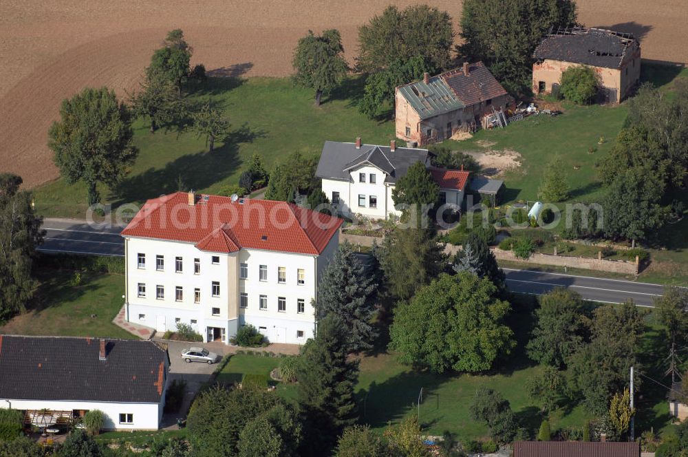 ZEHMA from the bird's eye view: Blick auf ein modernisiertes Mehrfamilienwohnhaus an der Zehmaer Strasse (B93) in Zehma / Thüringen