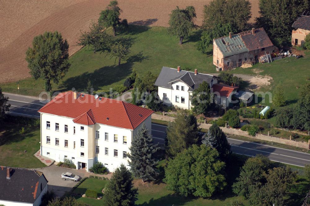 Aerial photograph ZEHMA - Blick auf ein modernisiertes Mehrfamilienwohnhaus an der Zehmaer Strasse (B93) in Zehma / Thüringen