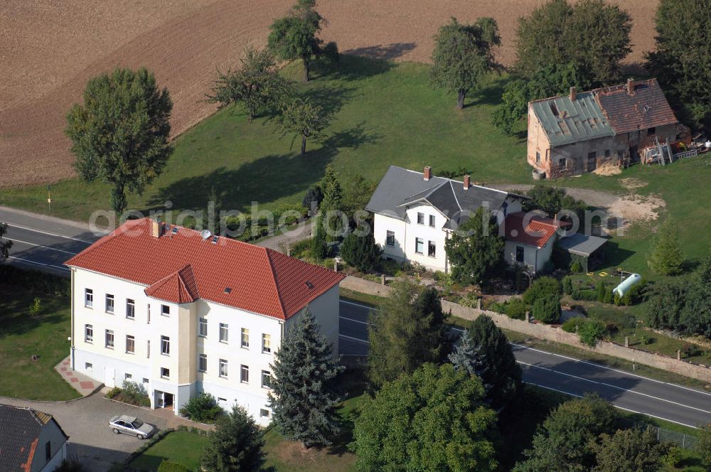 ZEHMA from above - Blick auf ein modernisiertes Mehrfamilienwohnhaus an der Zehmaer Strasse (B93) in Zehma / Thüringen