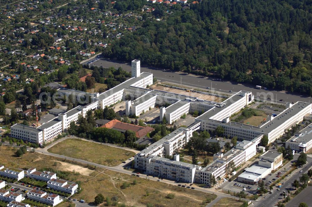 Aerial photograph Berlin - Blick auf den Monroe-Park in Berlin-Zehlendorf. Oben befindet sich die Parkanlage Amerikanischer Platz. In der Mitte der Gebäudekomplex der ehemaligen Telefunken-Werke, in dem sich heute Einkaufs- und Freizeitangebote befinden. Im Komplex links soll bis 2008 die Kopernikus-Oberschule eingezogen sein. Auch der Uhrenturm wird zur Zeit saniert. In den Gebäuden in der Mitte befinden sich eine Sporthalle und ein Parkhaus. Die Gebäudeteile rechts unten gehören zum Lofland, einem Wohnungsprojekt. Rechts oben findet man die Loftland Arcaden. Kontakt: S+P Real Estate GmbH, Leipziger Platz 7, 10117 Berlin, Tel. +49 (0)30 44 67 38 38, Fax +49 (0)30 44 67 38 39; Homepage