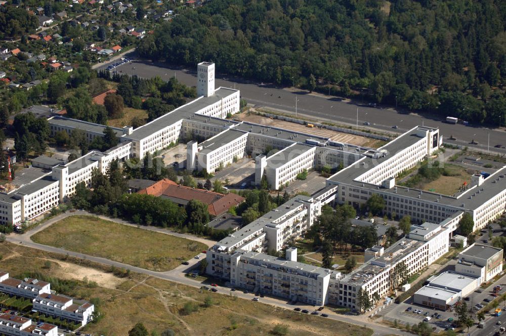 Berlin from above - Blick auf den Monroe-Park in Berlin-Zehlendorf. Oben befindet sich die Parkanlage Amerikanischer Platz. In der Mitte der Gebäudekomplex der ehemaligen Telefunken-Werke, in dem sich heute Einkaufs- und Freizeitangebote befinden. Im Komplex links soll bis 2008 die Kopernikus-Oberschule eingezogen sein. Auch der Uhrenturm wird zur Zeit saniert. In den Gebäuden in der Mitte befinden sich eine Sporthalle und ein Parkhaus. Die Gebäudeteile rechts unten gehören zum Lofland, einem Wohnungsprojekt. Rechts oben findet man die Loftland Arcaden. Kontakt: S+P Real Estate GmbH, Leipziger Platz 7, 10117 Berlin, Tel. +49 (0)30 44 67 38 38, Fax +49 (0)30 44 67 38 39; Homepage