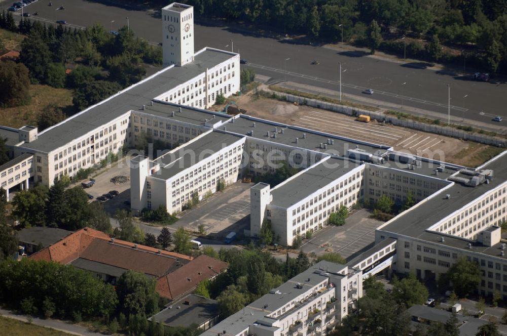 Berlin from the bird's eye view: Blick auf den Monroe-Park in Berlin-Zehlendorf. Oben befindet sich die Parkanlage Amerikanischer Platz. In der Mitte der Gebäudekomplex der ehemaligen Telefunken-Werke, in dem sich heute Einkaufs- und Freizeitangebote befinden. Im Komplex links soll bis 2008 die Kopernikus-Oberschule eingezogen sein. Auch der Uhrenturm wird zur Zeit saniert. In den Gebäuden in der Mitte befinden sich eine Sporthalle und ein Parkhaus. Die Gebäudeteile rechts unten gehören zum Lofland, einem Wohnungsprojekt. Rechts oben findet man die Loftland Arcaden. Kontakt: S+P Real Estate GmbH, Leipziger Platz 7, 10117 Berlin, Tel. +49 (0)30 44 67 38 38, Fax +49 (0)30 44 67 38 39; Homepage