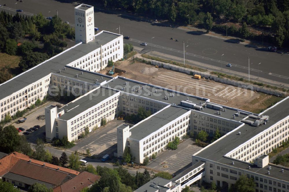 Aerial image Berlin - Blick auf den Monroe-Park in Berlin-Zehlendorf. Oben befindet sich die Parkanlage Amerikanischer Platz. In der Mitte der Gebäudekomplex der ehemaligen Telefunken-Werke, in dem sich heute Einkaufs- und Freizeitangebote befinden. Im Komplex links soll bis 2008 die Kopernikus-Oberschule eingezogen sein. Auch der Uhrenturm wird zur Zeit saniert. In den Gebäuden in der Mitte befinden sich eine Sporthalle und ein Parkhaus. Die Gebäudeteile rechts unten gehören zum Lofland, einem Wohnungsprojekt. Rechts oben findet man die Loftland Arcaden. Kontakt: S+P Real Estate GmbH, Leipziger Platz 7, 10117 Berlin, Tel. +49 (0)30 44 67 38 38, Fax +49 (0)30 44 67 38 39; Homepage