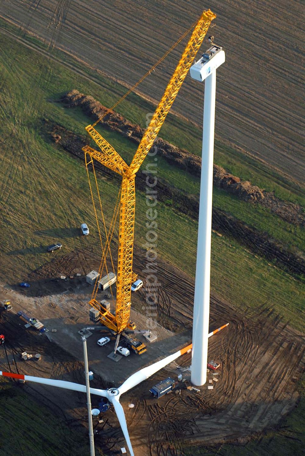 Oelsig from the bird's eye view: Blick auf Montagearbeiten zum Bau neuer Windkraftfelder bei Oelsig im südlichen Brandenburg durch die Firma WKN Windkraft Nord AG ,Haus der Zukunftsenergien,Otto-Hahn-Str. 12 – 16 ,25813 Husum;Tel. 04841 – 89 44 232, Fax 04841 – 89 44 225,