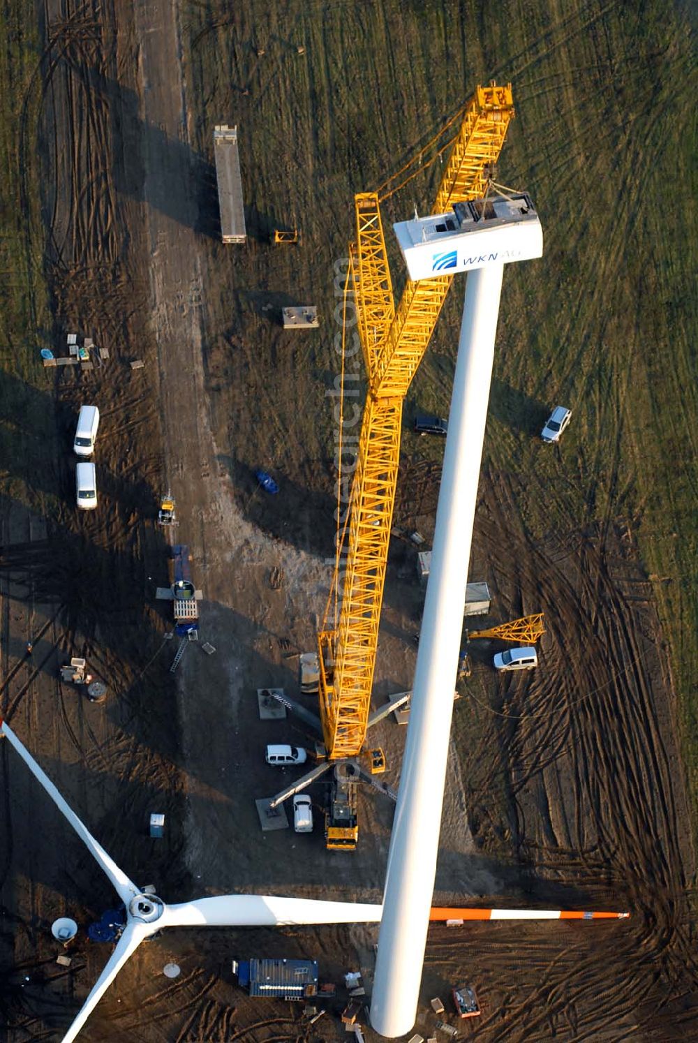 Aerial image Oelsig - Blick auf Montagearbeiten zum Bau neuer Windkraftfelder bei Oelsig im südlichen Brandenburg durch die Firma WKN Windkraft Nord AG ,Haus der Zukunftsenergien,Otto-Hahn-Str. 12 – 16 ,25813 Husum;Tel. 04841 – 89 44 232, Fax 04841 – 89 44 225,