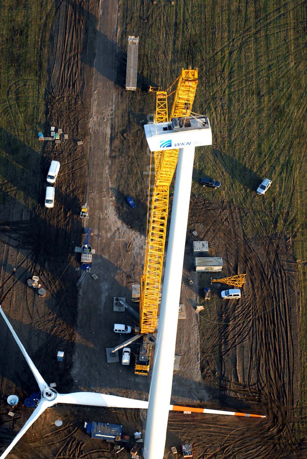 Aerial photograph Oelsig - Blick auf Montagearbeiten zum Bau neuer Windkraftfelder bei Oelsig im südlichen Brandenburg durch die Firma WKN Windkraft Nord AG ,Haus der Zukunftsenergien,Otto-Hahn-Str. 12 – 16 ,25813 Husum;Tel. 04841 – 89 44 232, Fax 04841 – 89 44 225,