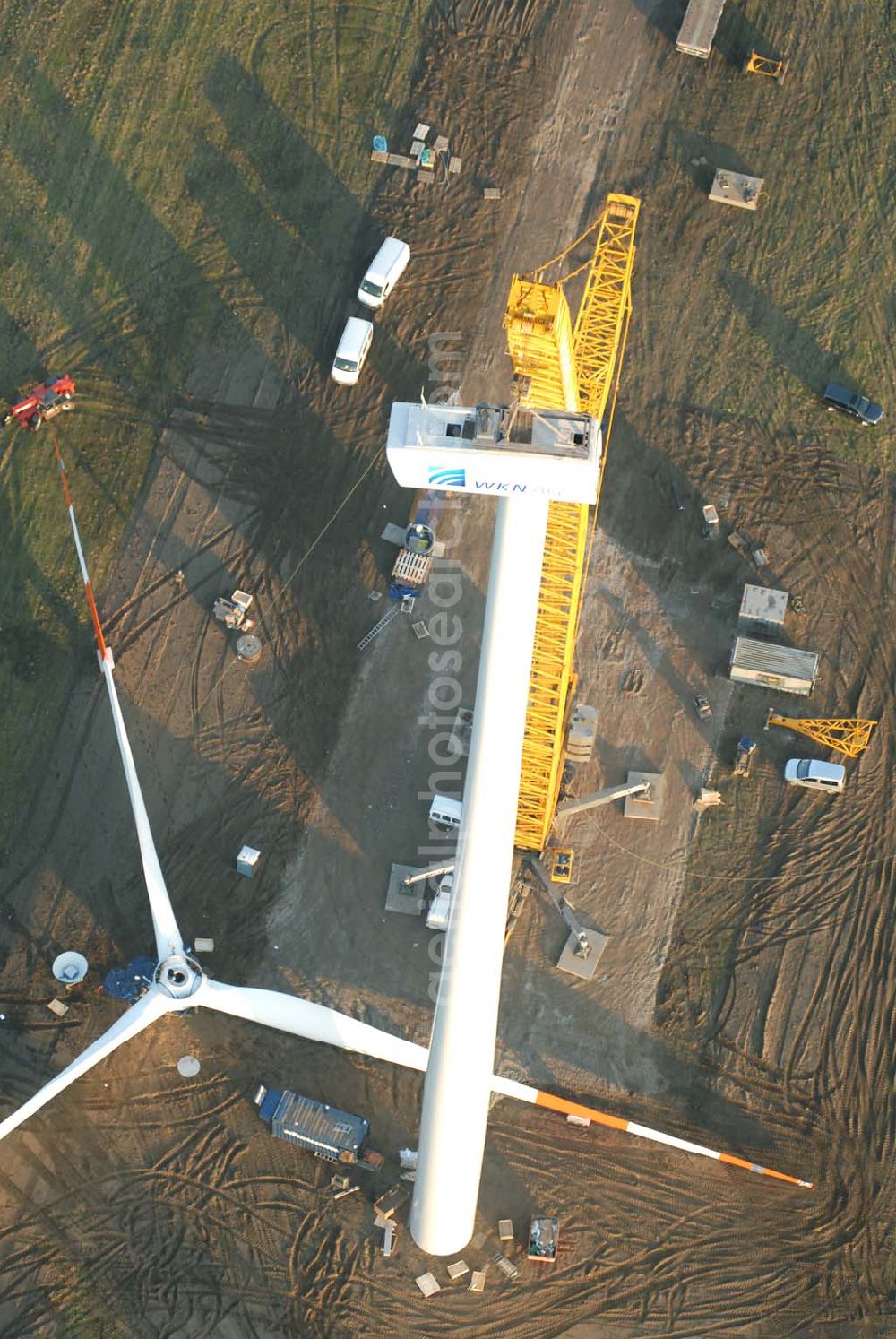 Oelsig from the bird's eye view: Blick auf Montagearbeiten zum Bau neuer Windkraftfelder bei Oelsig im südlichen Brandenburg durch die Firma WKN Windkraft Nord AG ,Haus der Zukunftsenergien,Otto-Hahn-Str. 12 – 16 ,25813 Husum;Tel. 04841 – 89 44 232, Fax 04841 – 89 44 225,