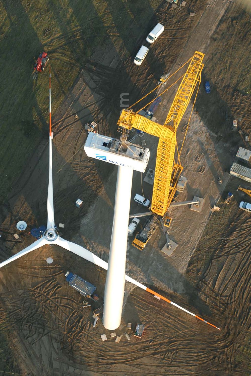 Aerial photograph Oelsig - Blick auf Montagearbeiten zum Bau neuer Windkraftfelder bei Oelsig im südlichen Brandenburg durch die Firma WKN Windkraft Nord AG ,Haus der Zukunftsenergien,Otto-Hahn-Str. 12 – 16 ,25813 Husum;Tel. 04841 – 89 44 232, Fax 04841 – 89 44 225,