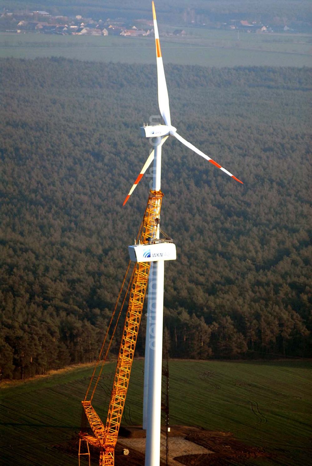 Oelsig from the bird's eye view: Blick auf Montagearbeiten zum Bau neuer Windkraftfelder bei Oelsig im südlichen Brandenburg durch die Firma WKN Windkraft Nord AG ,Haus der Zukunftsenergien,Otto-Hahn-Str. 12 – 16 ,25813 Husum;Tel. 04841 – 89 44 232, Fax 04841 – 89 44 225,