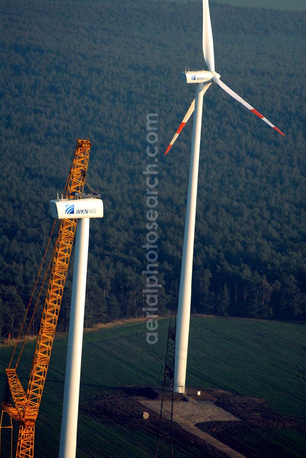 Aerial photograph Oelsig - Blick auf Montagearbeiten zum Bau neuer Windkraftfelder bei Oelsig im südlichen Brandenburg durch die Firma WKN Windkraft Nord AG ,Haus der Zukunftsenergien,Otto-Hahn-Str. 12 – 16 ,25813 Husum;Tel. 04841 – 89 44 232, Fax 04841 – 89 44 225,