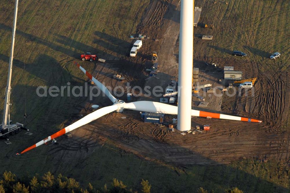 Oelsig from the bird's eye view: Blick auf Montagearbeiten zum Bau neuer Windkraftfelder bei Oelsig im südlichen Brandenburg durch die Firma WKN Windkraft Nord AG ,Haus der Zukunftsenergien,Otto-Hahn-Str. 12 – 16 ,25813 Husum;Tel. 04841 – 89 44 232, Fax 04841 – 89 44 225,