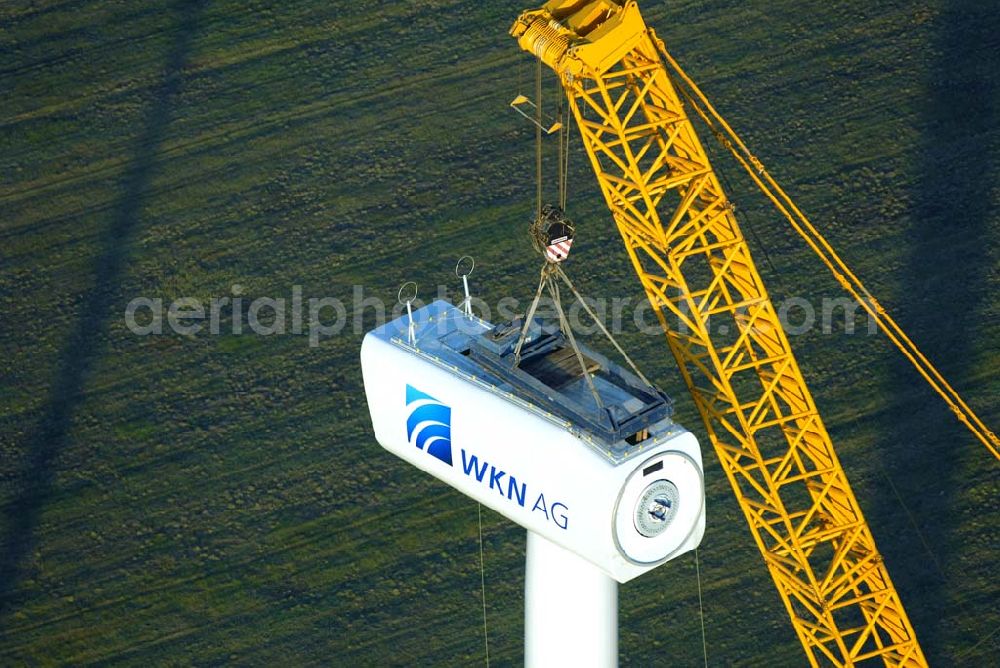 Aerial photograph Oelsig - Blick auf Montagearbeiten zum Bau neuer Windkraftfelder bei Oelsig im südlichen Brandenburg durch die Firma WKN Windkraft Nord AG ,Haus der Zukunftsenergien,Otto-Hahn-Str. 12 – 16 ,25813 Husum;Tel. 04841 – 89 44 232, Fax 04841 – 89 44 225,