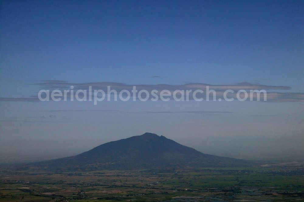 Aerial photograph Angeles - Blick auf den Mount Arayat. Der inaktive Vulkan ist 1026 m hoch und ein beliebtes Ausflugsziel der Touristen. Views of Mount Arayat. The inactive volcano is 1.026 meters high and is a popular destination for tourists.