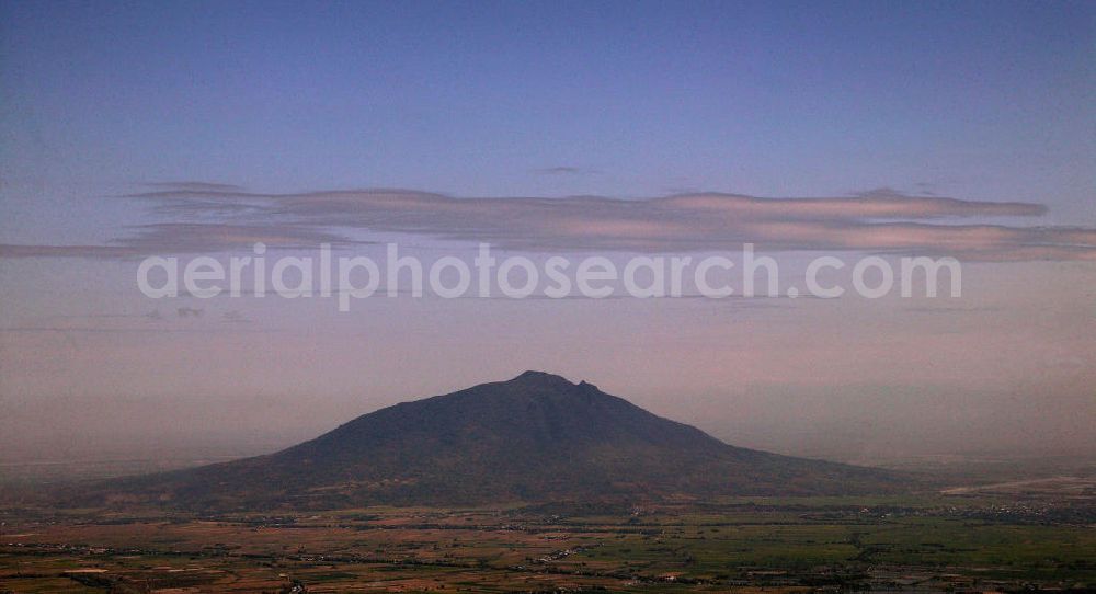 Angeles from above - Blick auf den Mount Arayat. Der inaktive Vulkan ist 1026 m hoch und ein beliebtes Ausflugsziel der Touristen. Views of Mount Arayat. The inactive volcano is 1.026 meters high and is a popular destination for tourists.