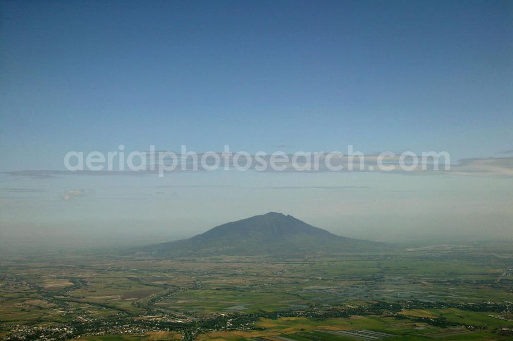 Angeles from the bird's eye view: Blick auf den Mount Arayat. Der inaktive Vulkan ist 1026 m hoch und ein beliebtes Ausflugsziel der Touristen. Views of Mount Arayat. The inactive volcano is 1.026 meters high and is a popular destination for tourists.