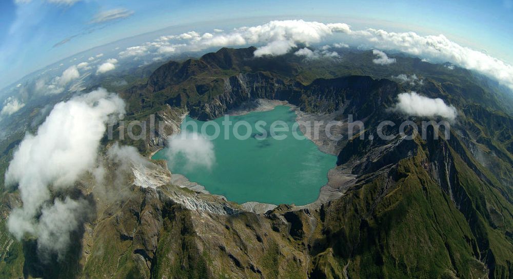 Angeles from the bird's eye view: Blick auf den Mount Pinatubo. Der im Zambales-Gebirge auf der Insel Luzon gelegene Vulkan ist seit seiner Eruption 1991 wieder aktiv. View on the Mount Pinatubo. The volcano located in the Zambales Mountains on the isle of Luzon is active again since its eruption in 1991.