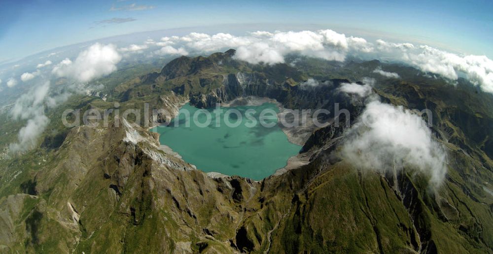 Angeles from above - Blick auf den Mount Pinatubo. Der im Zambales-Gebirge auf der Insel Luzon gelegene Vulkan ist seit seiner Eruption 1991 wieder aktiv. View on the Mount Pinatubo. The volcano located in the Zambales Mountains on the isle of Luzon is active again since its eruption in 1991.