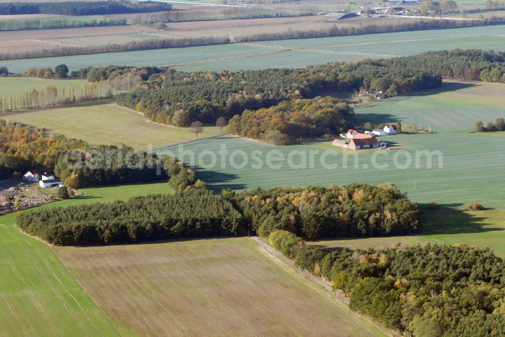 Aerial photograph Rathenow - Blick auf den Weiler Möthlowshof und die umliegenden Felder am Havelufer bei Rathenow. Kontakt: Stadtverwaltung Rathenow Der Bürgermeister, Berliner Straße 15 14712 Rathenow, Tel. +49(0)3385 596 0, Fax +49(0)3385 596 120, Email: poststelle@stadt-rathenow.de