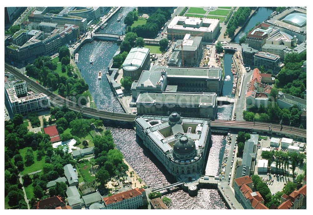 Aerial image Berlin - Stadtübersicht mit den Hackeschen Höfen, S-Bahnhof Hackescher Markt, Oranienburgerstraße, Monbijoupark, Strandbar und Museumsinsel an der Spree in Berlin-Mitte.